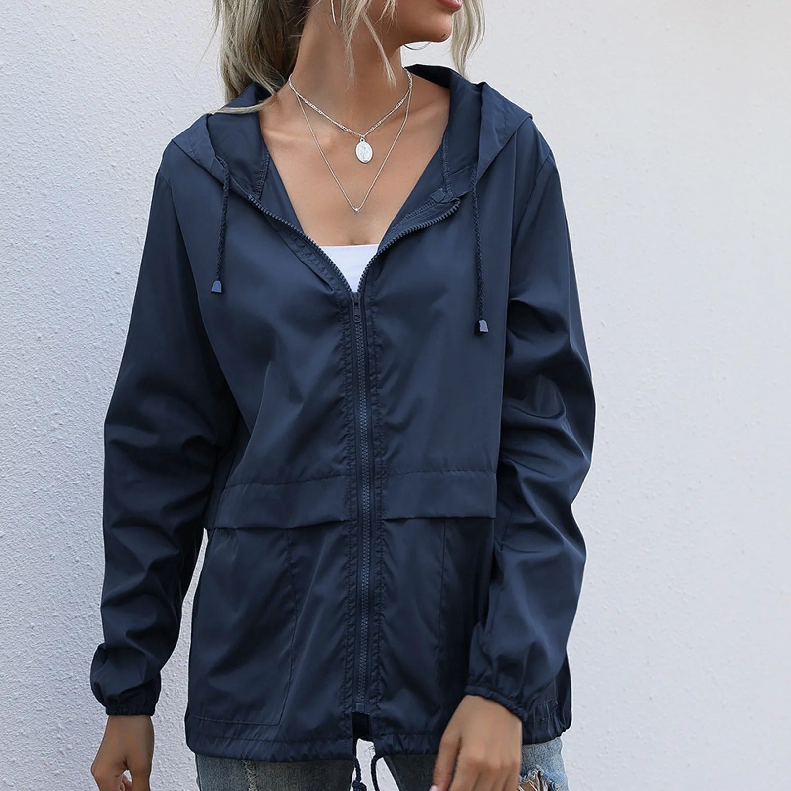 Chaqueta ligera impermeable con capucha para mujer, cómoda para uso diario y actividades al aire libre.