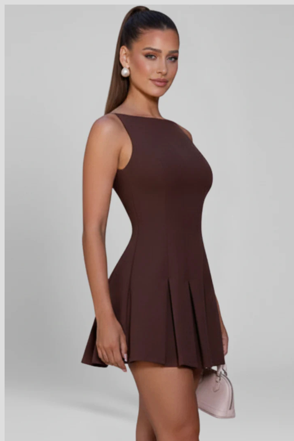 Rochie de cocktail scurtă fără mâneci, cu fustă plisată și decolteu larg