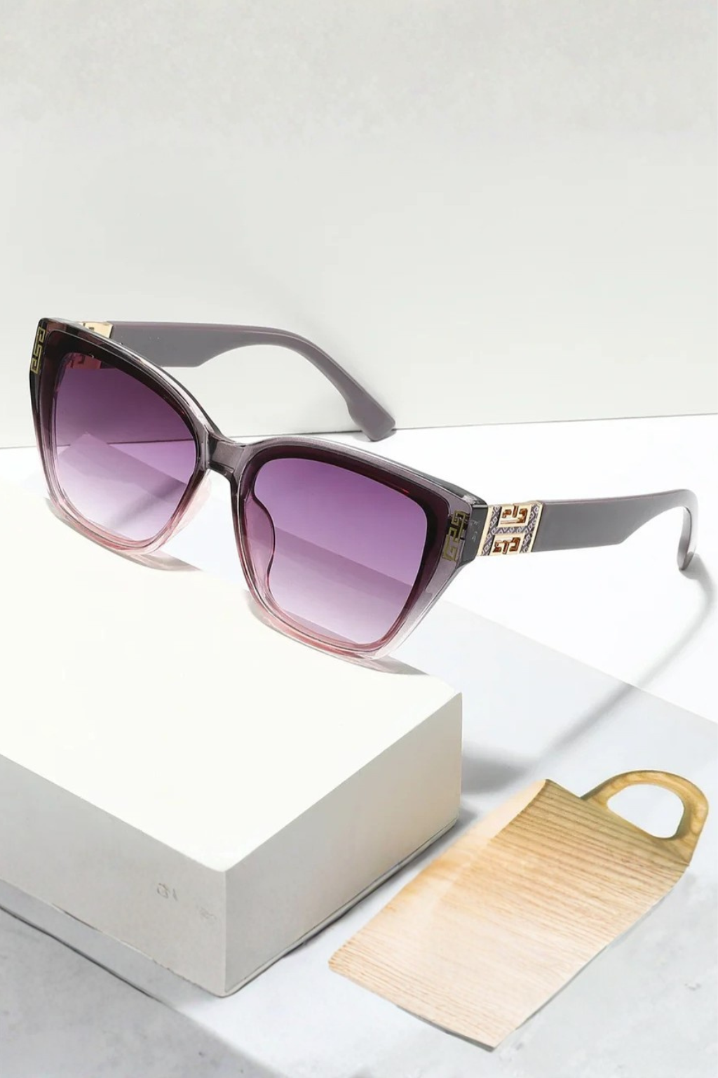 Lunettes de Soleil Femme Forme Œil de Chat et Finition Dorée aux Temples