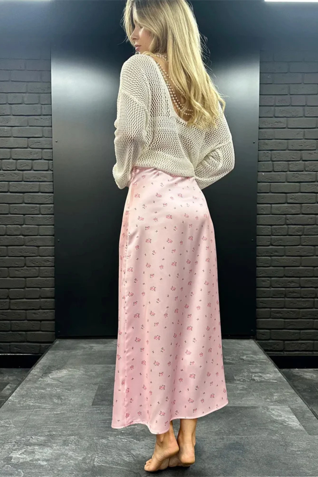 Jupe Satinée Fleurie Évasée à Taille Haute et Finition Brillante Masculine
