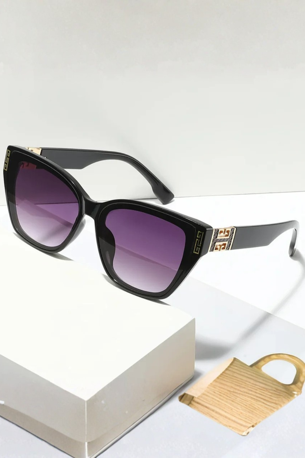 Lunettes de Soleil Femme Forme Œil de Chat et Finition Dorée aux Temples