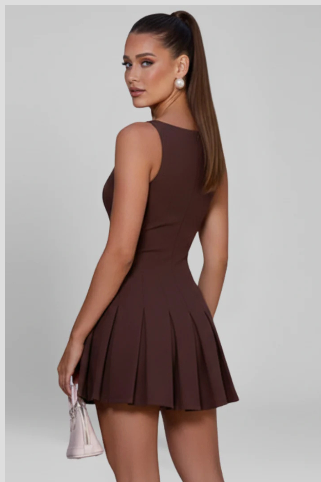 Rochie de cocktail scurtă fără mâneci, cu fustă plisată și decolteu larg