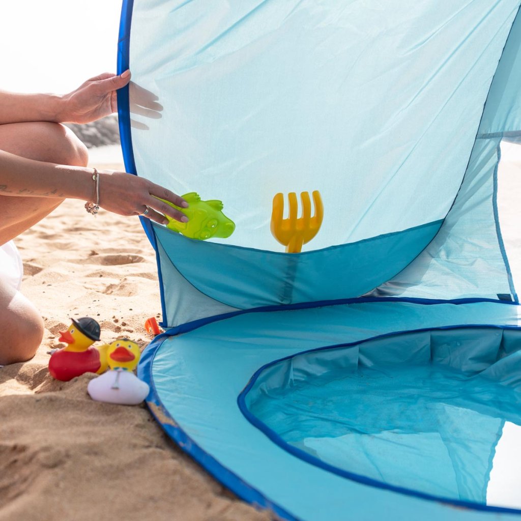 Tienda de playa para bebé con piscina integrada y protección solar