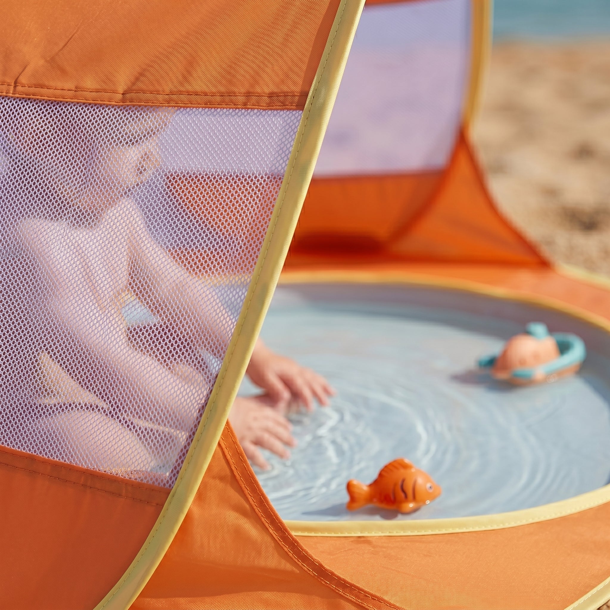 Tienda de playa para bebé con piscina integrada y protección solar