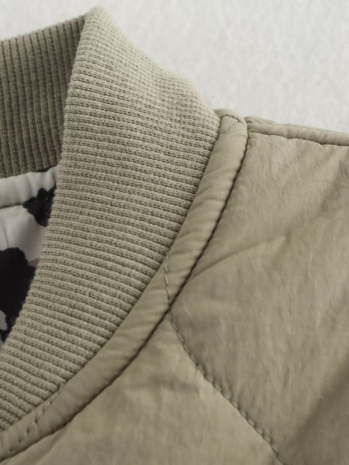Chaqueta Acolchada con Estampado de Leopardo y Cierre de Botón Simple para Mujer