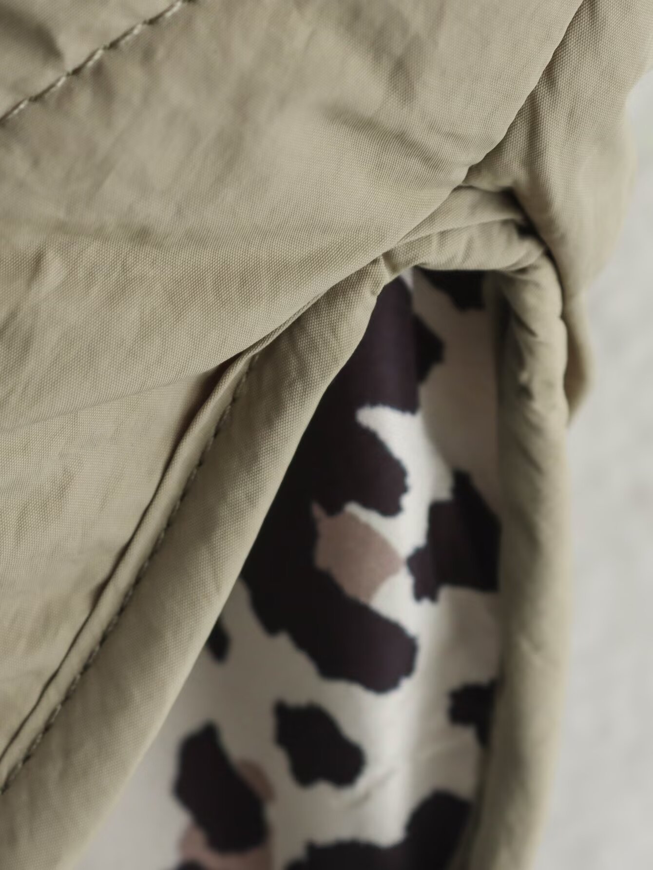 Chaqueta Acolchada con Estampado de Leopardo y Cierre de Botón Simple para Mujer