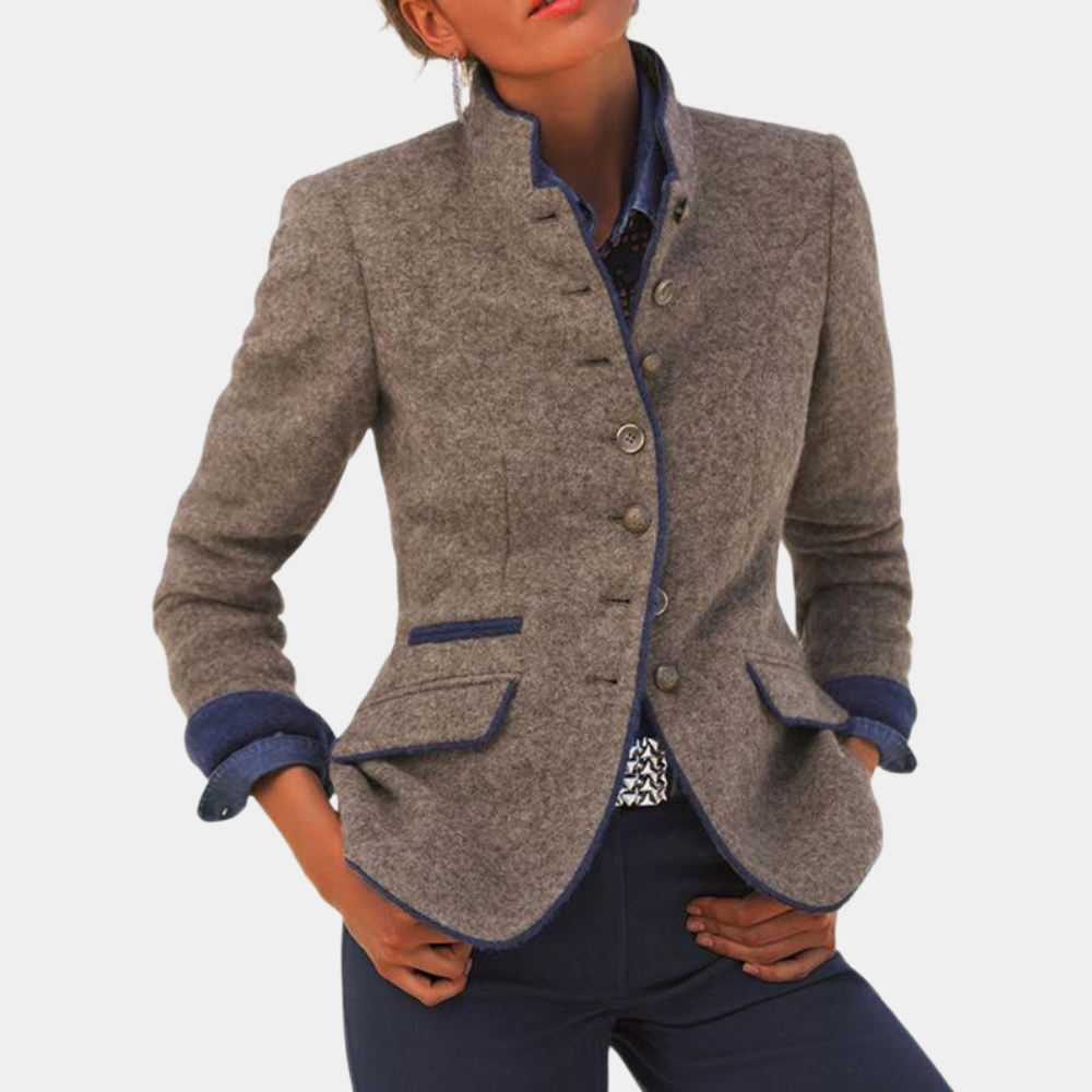 Blazer profesional femenino con cuello alto, botones, estructurado y elegante.