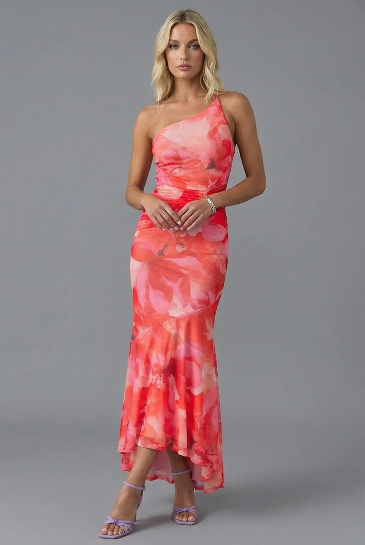 Rochie de bal tip sirenă asimetrică, cu umeri goi și imprimeu floral