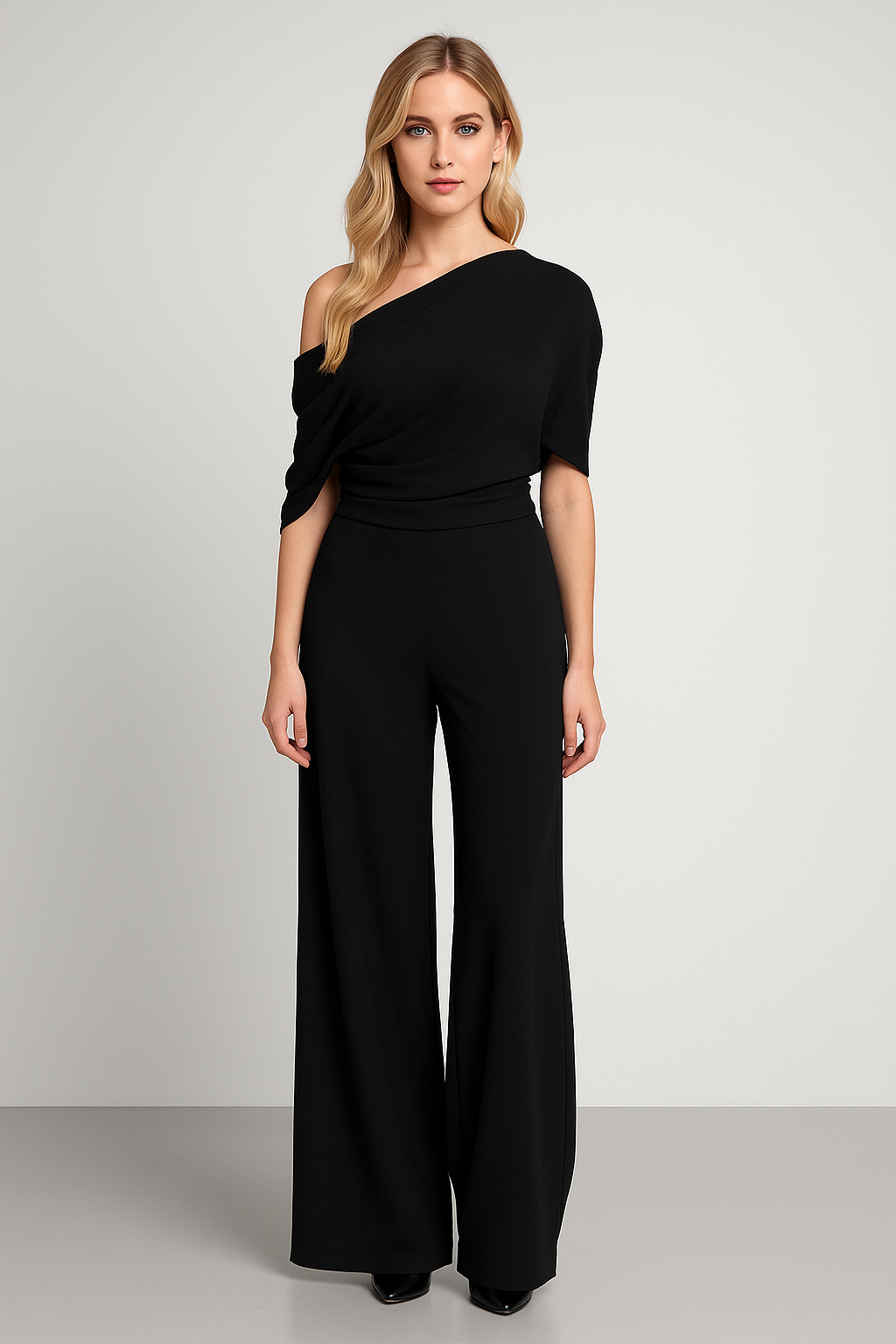 Salopetă elegantă cu decolteu asimetric și pantaloni evazați