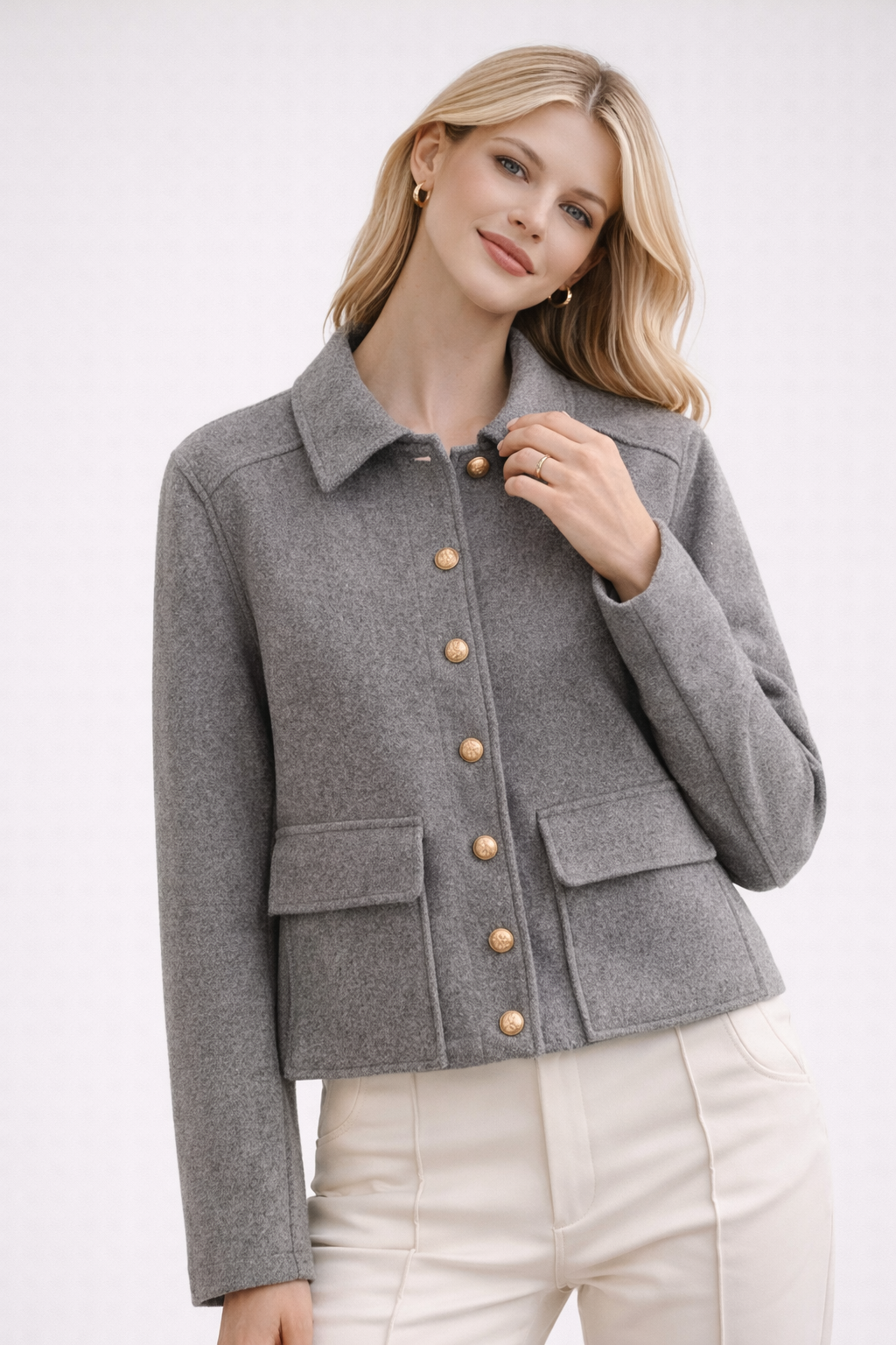 Veste Courte à Boutons Dorés avec Col Chemise et Poches à Rabat pour Femme