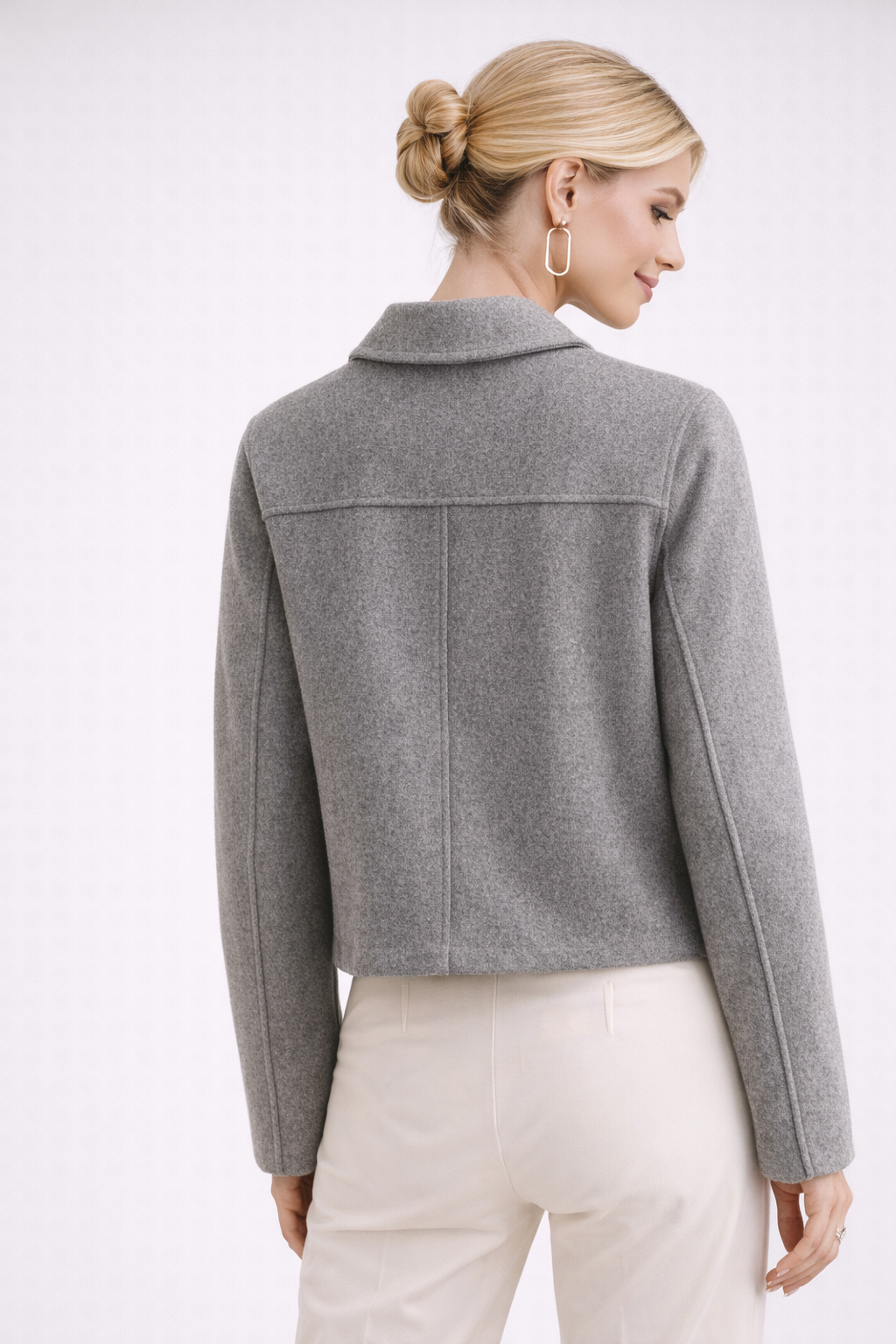 Veste Courte à Boutons Dorés avec Col Chemise et Poches à Rabat pour Femme