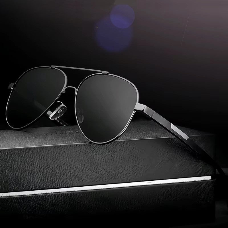 Gafas de sol con montura metálica fina de forma aviador y lentes oscuros