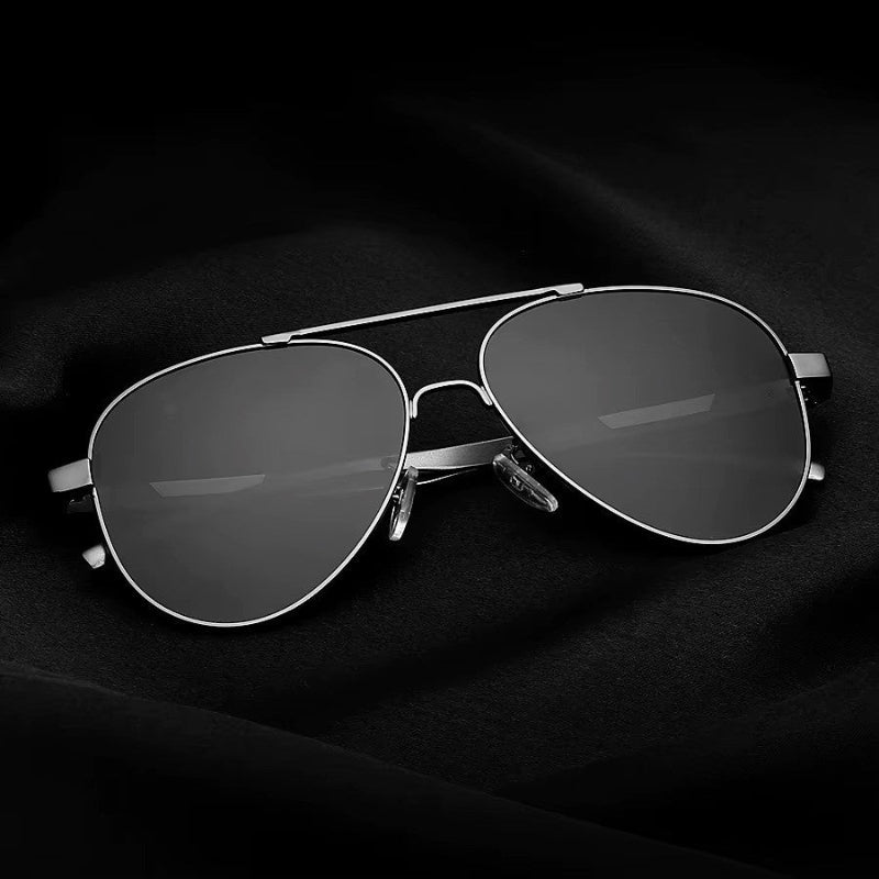 Gafas de sol con montura metálica fina de forma aviador y lentes oscuros