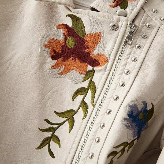 Jaqueta Perfecto Feminina de Couro PU com Bordados Florais e Tachas Metálicas