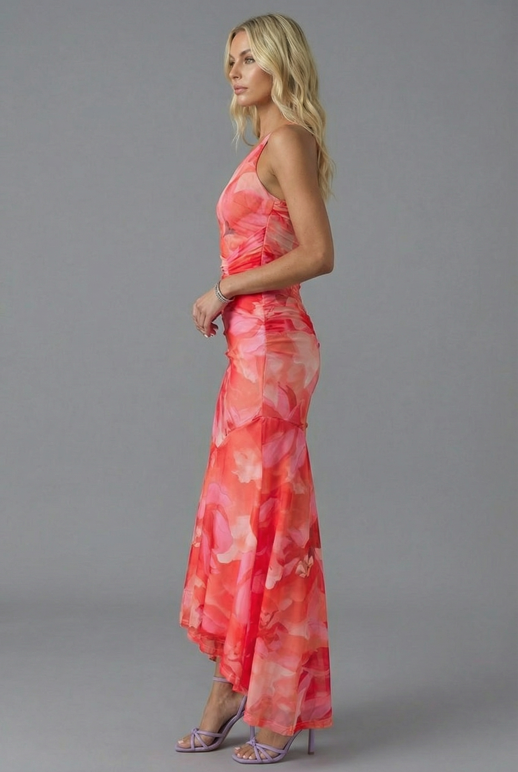 Rochie de bal tip sirenă asimetrică, cu umeri goi și imprimeu floral