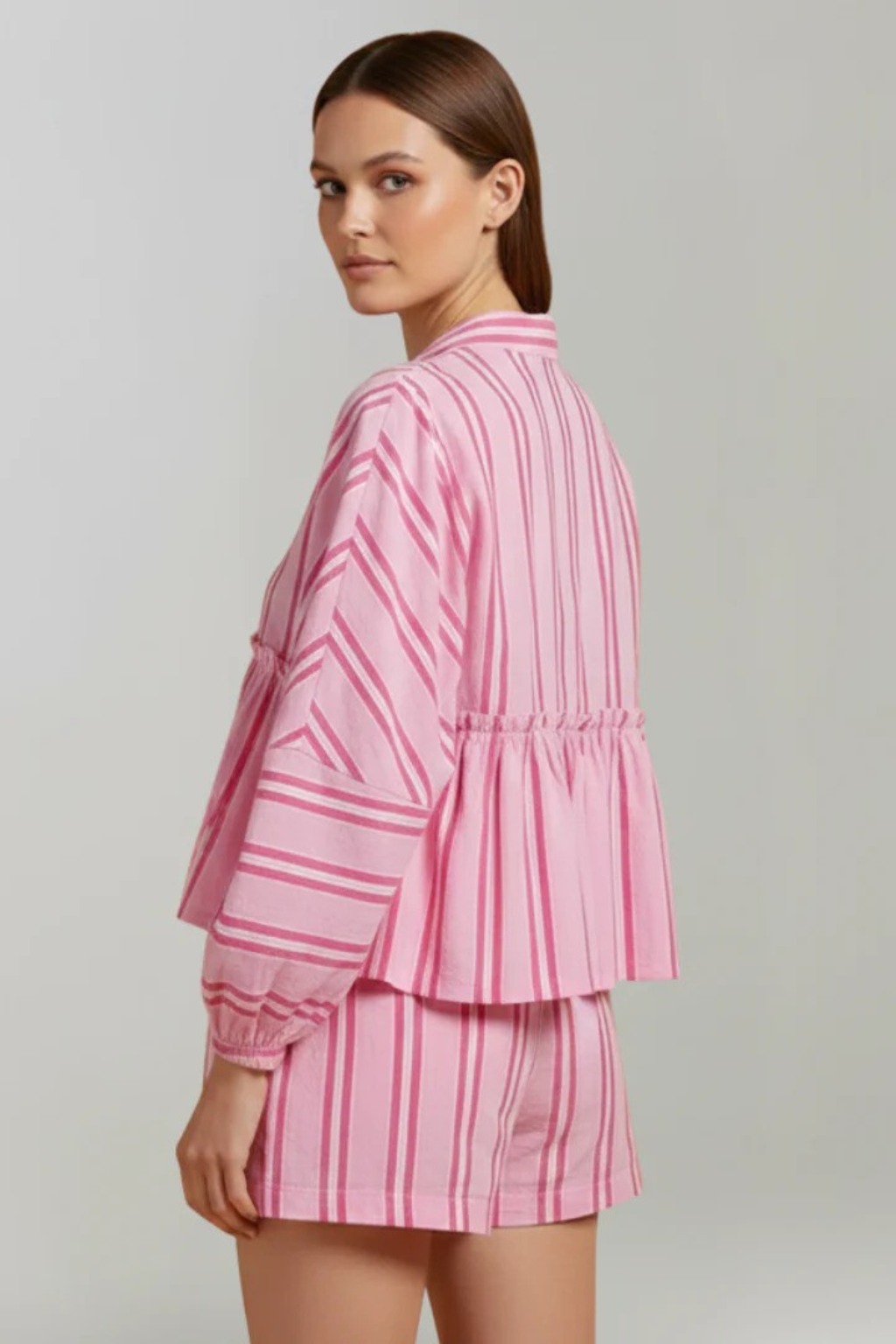 Conjunto Duas Peças para Mulher com Camisa com Peplum e Short Listrado