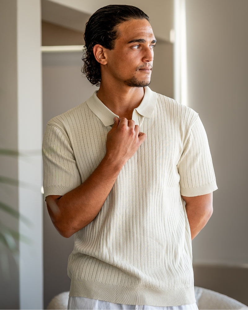 Pánské polo z žebrovaného úpletu s krátkými rukávy a otevřeným límečkem, slim fit