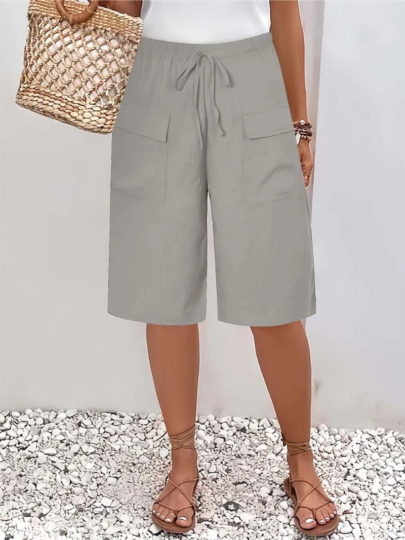 Short feminino com cintura elástica, cordão e bolsos funcionais