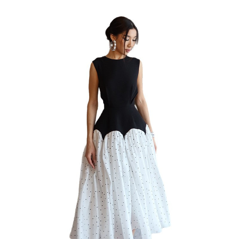 Rochie de cocktail lungă cu buline, corsaj strâmt și decolteu rotund