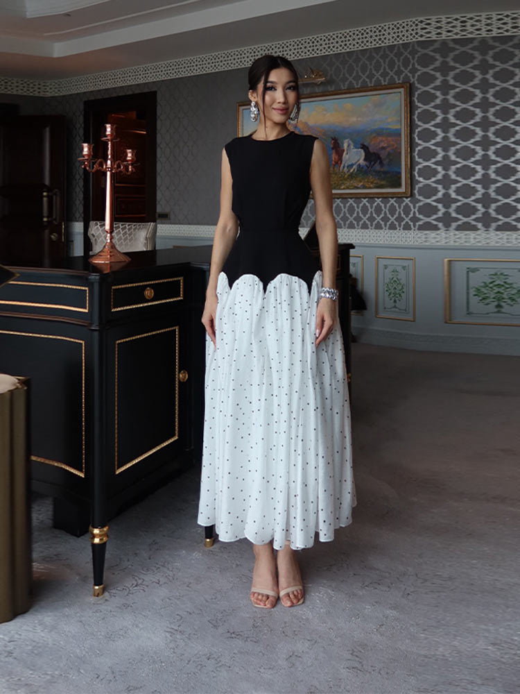 Rochie de cocktail lungă cu buline, corsaj strâmt și decolteu rotund