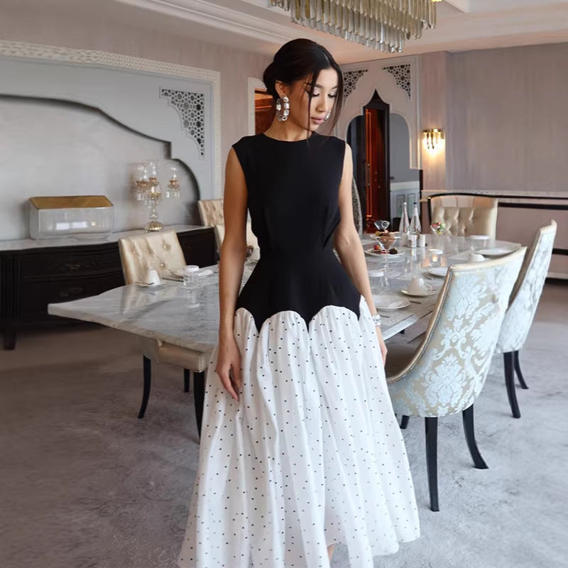 Rochie de cocktail lungă cu buline, corsaj strâmt și decolteu rotund