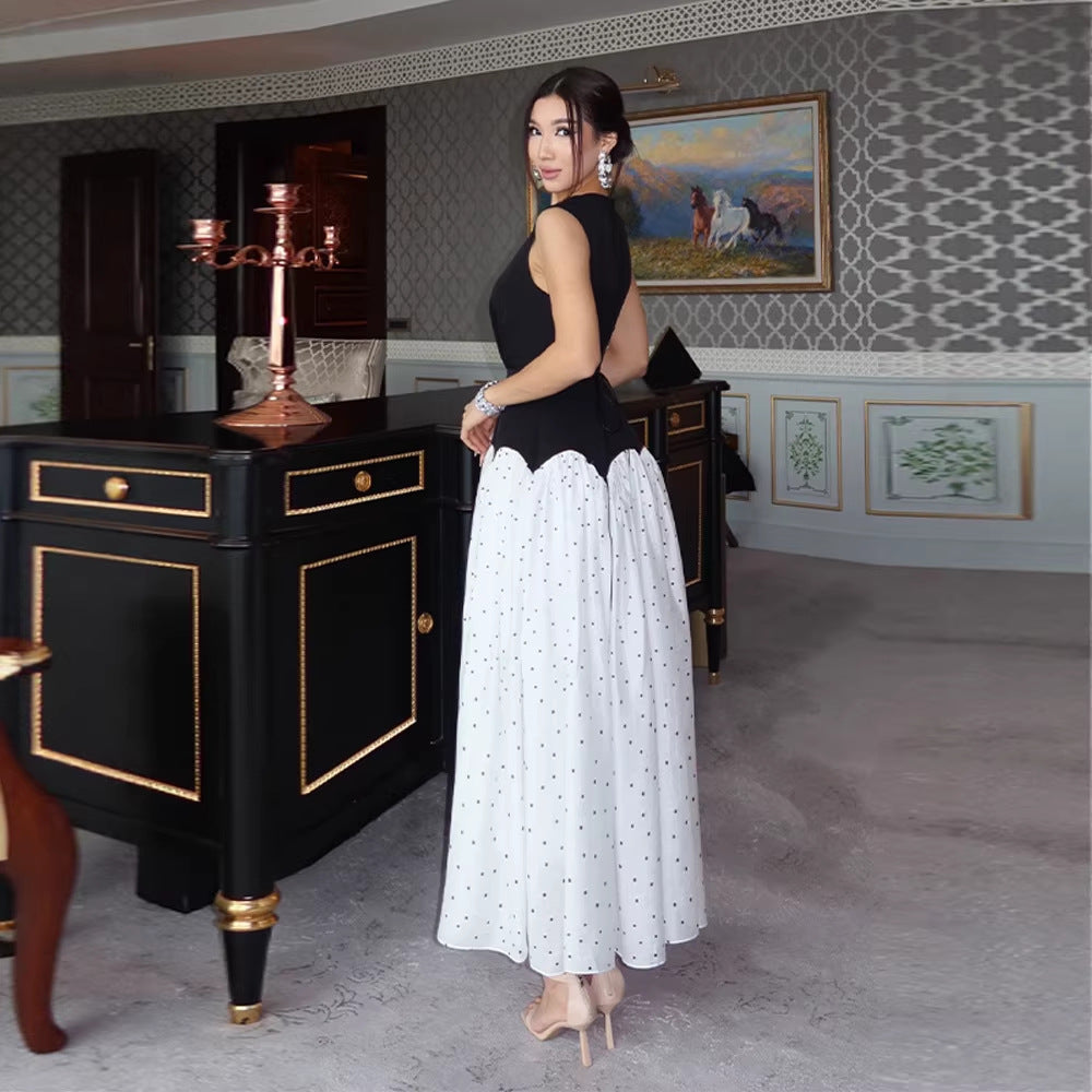 Rochie de cocktail lungă cu buline, corsaj strâmt și decolteu rotund