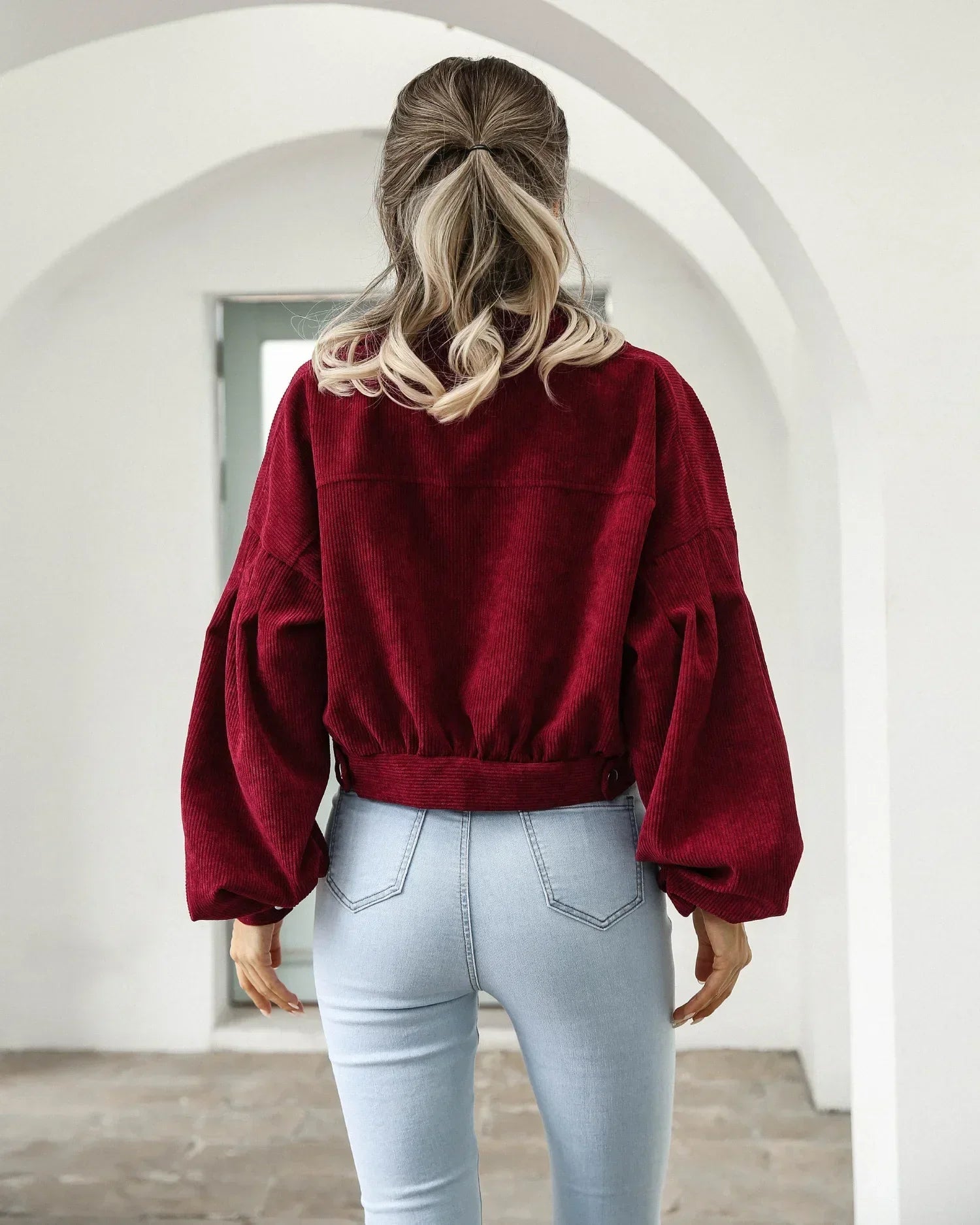 Dámská krátká ležérní bomber bunda z manšestru s knoflíkovým límcem a kapsami