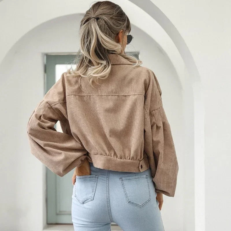 Dámská krátká ležérní bomber bunda z manšestru s knoflíkovým límcem a kapsami
