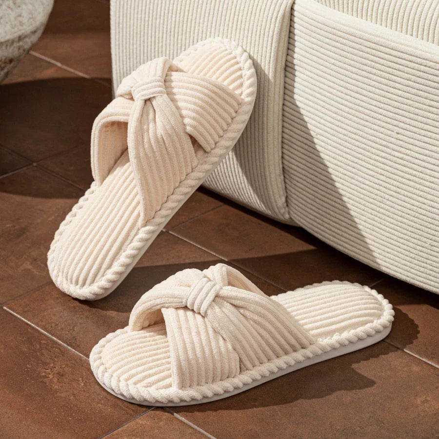 Chaussons en velours côtelé pour femmes — détente à la maison