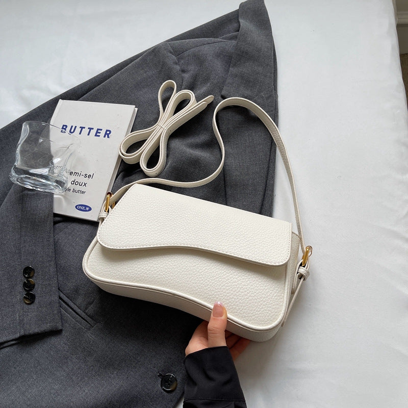 Skuldertaske i premium vegansk læder med bølget klap til kvinder