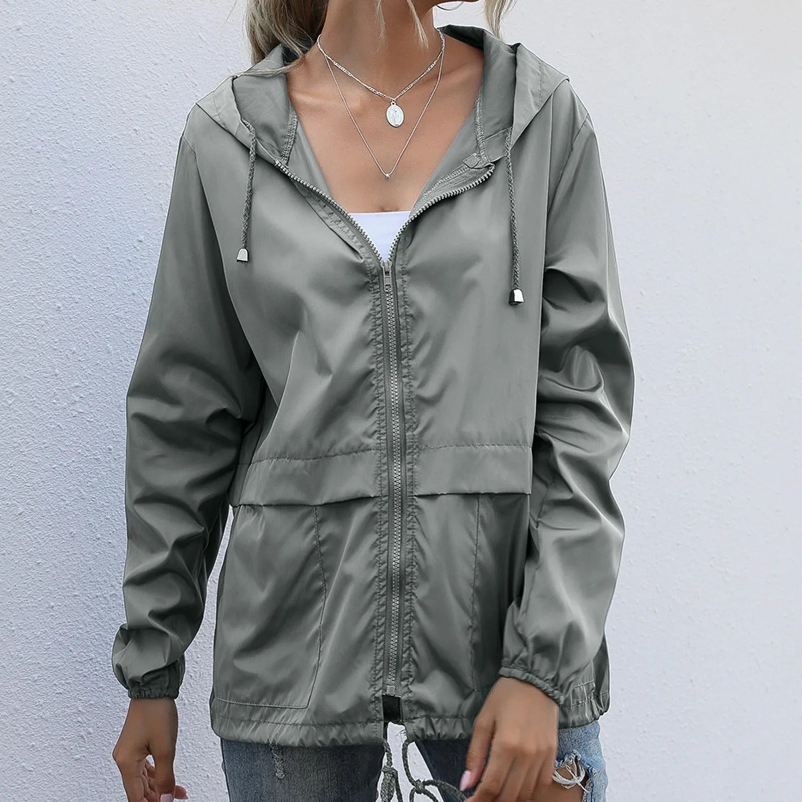 Chaqueta ligera impermeable con capucha para mujer, cómoda para uso diario y actividades al aire libre.