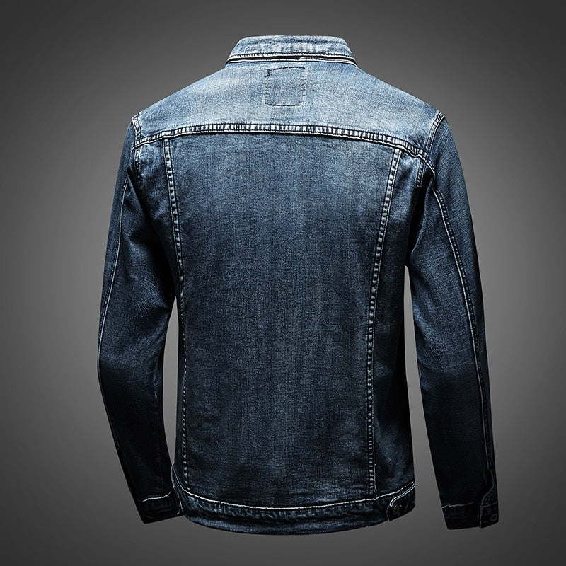 Damejakke i denim til hverdagsbrug med skjortekrave, knaplukning og klassisk snit