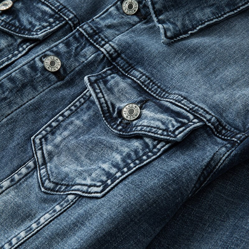 Damejakke i denim til hverdagsbrug med skjortekrave, knaplukning og klassisk snit