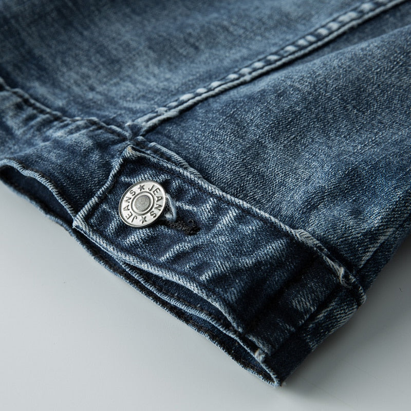 Damejakke i denim til hverdagsbrug med skjortekrave, knaplukning og klassisk snit