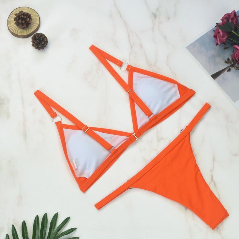 Set bikini triunghi cu bretele reglabile și detalii cu inele