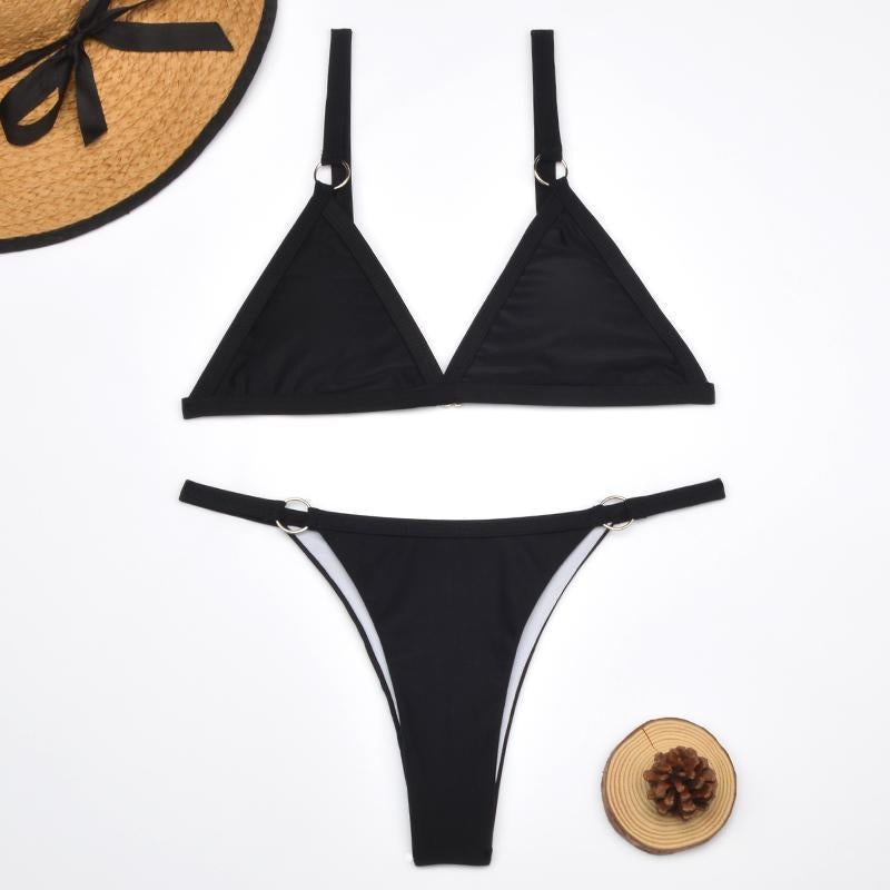 Set bikini triunghi cu bretele reglabile și detalii cu inele
