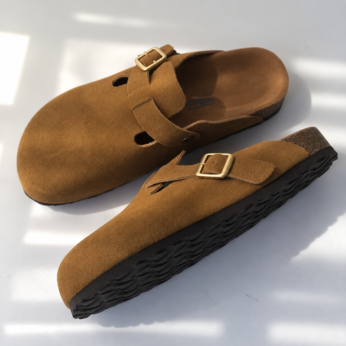 Mules masculinas em camurça com fivela ajustável