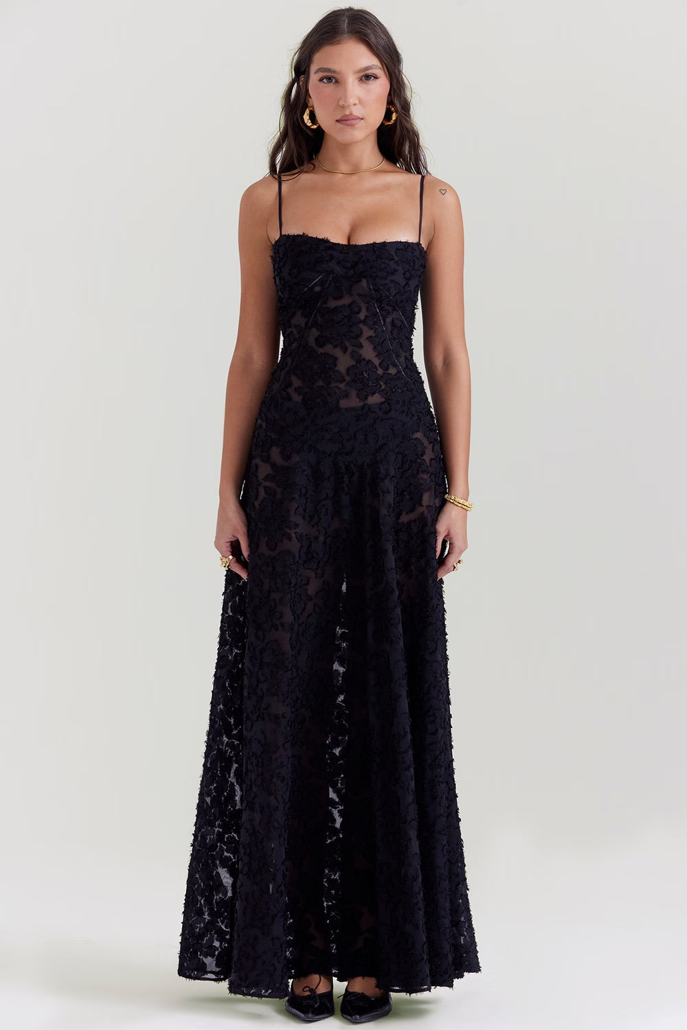 Robe Formelle Longue à Motif Floral Brodé et Silhouette Fluide sans Bretelles