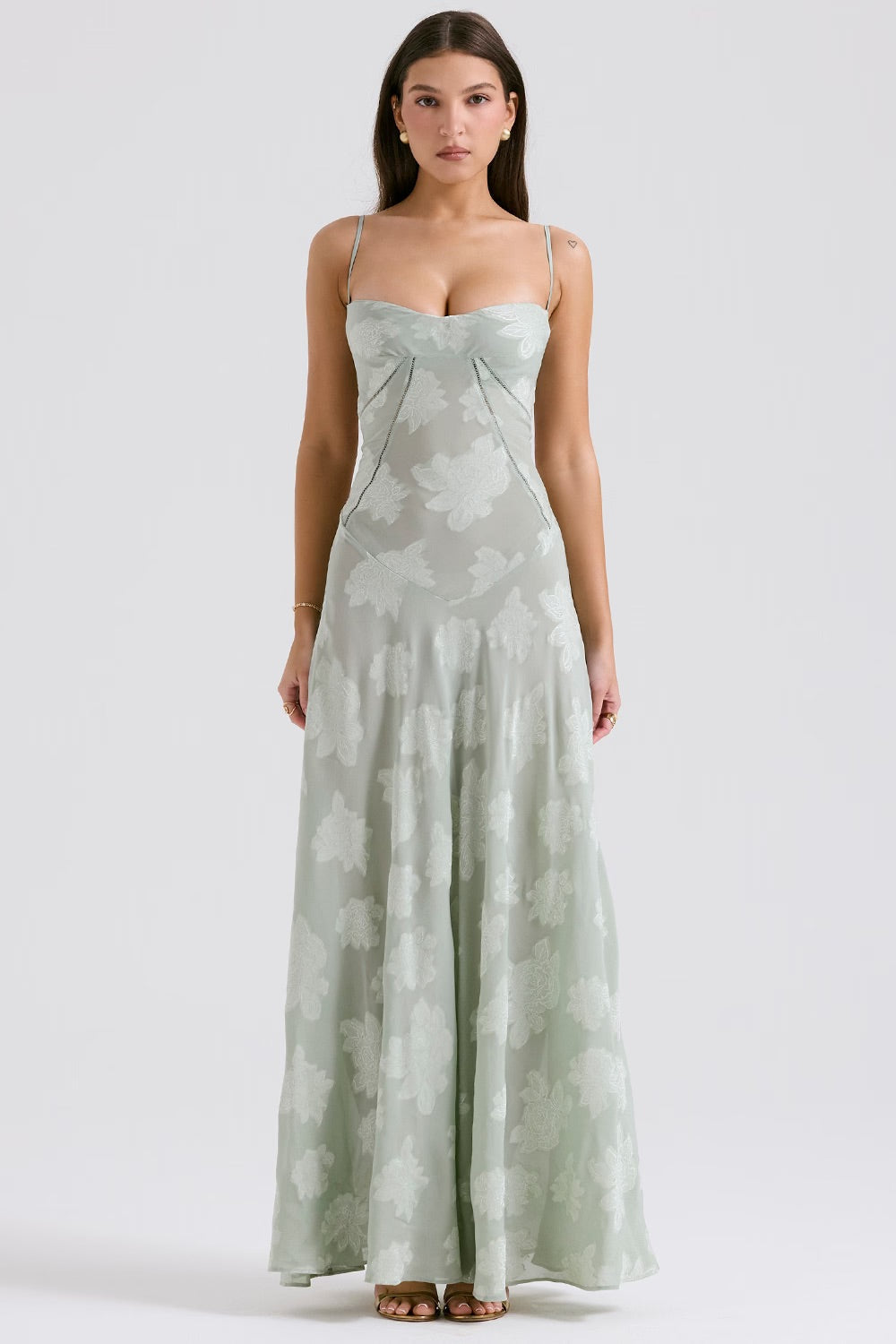 Rochie formală lungă cu model floral brodat și siluetă fluidă fără bretele