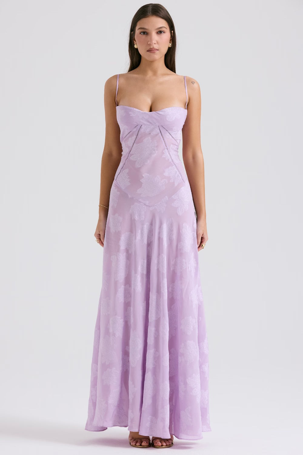 Rochie formală lungă cu model floral brodat și siluetă fluidă fără bretele