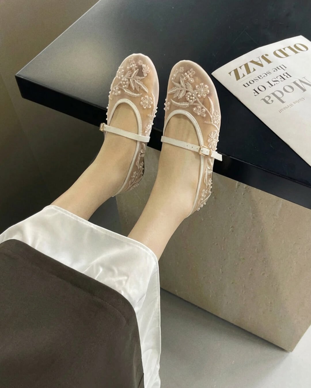 Sapatos Mary Jane em Malha Bordada com Pérolas e Tira Ajustável para Mulher
