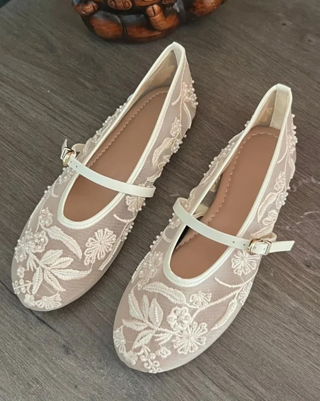 Sapatos Mary Jane em Malha Bordada com Pérolas e Tira Ajustável para Mulher