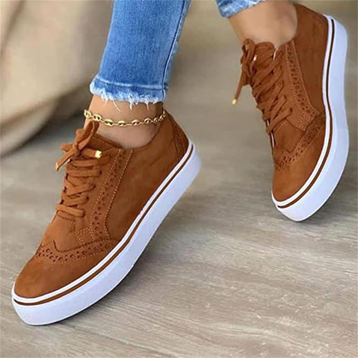 Sneakers donna con lacci — suola platform e dettagli traforati